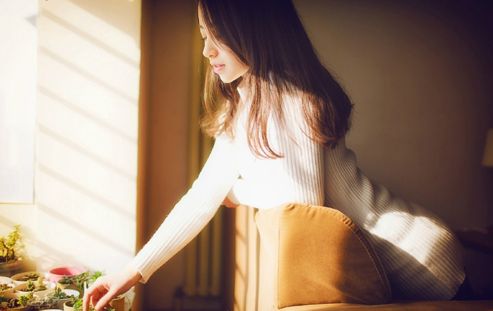 你若爱她，让你的爱像阳光一样包围她，并且给她自由。
